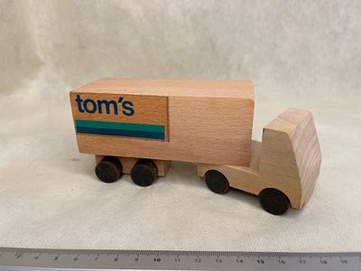 משאית עץ. tom’s משאית צעצוע מעץ עם נגרר וכיתוב
