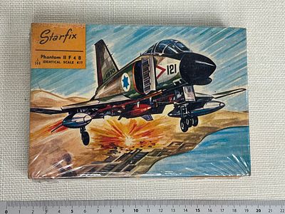 דגם מטוס Starfix Phantom II F4 B. ערכת וינטג’ להרכבת דגם מטוס קרב Phantom II F4 B בקופסה מקורית