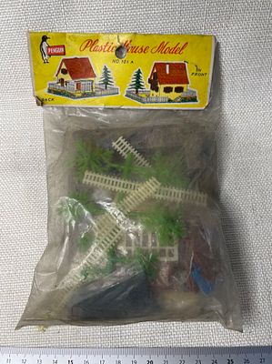 ערכת בית פלסטיק להרכבה Penguin 101A. ערכת וינטג’ להרכבת בית מיניאטורי באריזה מקורית