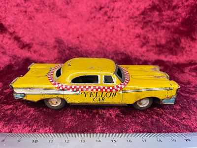 מונית פח Yellow Cab. מכונית צעצוע מפח בצורת מונית צהובה עם סימני שימוש
