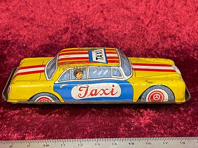 מונית פח Taxi. מכונית צעצוע מפח בעיצוב צבעוני של מונית