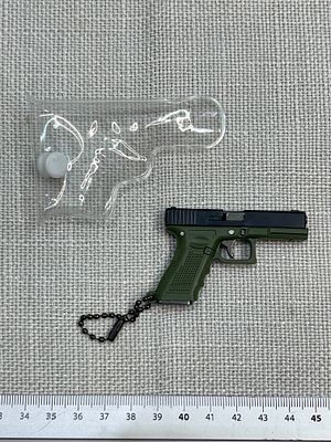 מחזיק מפתחות בצורת אקדח עם מחסנית נשלפת. רפליקה מיניאטורית של אקדח בצורת מחזיק מפתחות עם חלקים 