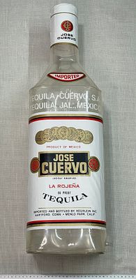 בקבוק מתנפח פרסומי Jose Cuervo. בקבוק פלסטיק מתנפח בצורת בקבוק טקילה Jose Cuervo, פריט פרסומי ואספני