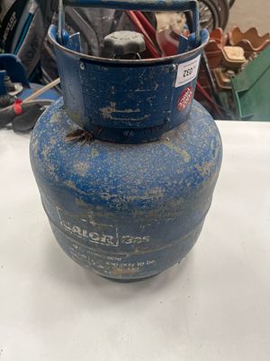A Calor Gas 4.5kg Butane Cylinder. A portable Calor Gas butane cylinder constructed of metal 