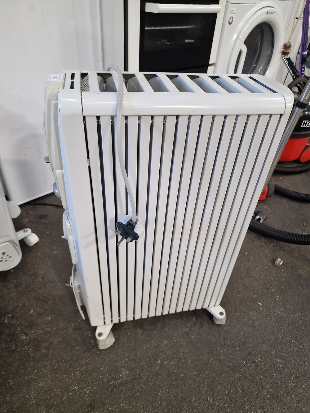 Lot 763: DeLonghi Dragon Two White Oil Filled Radiator