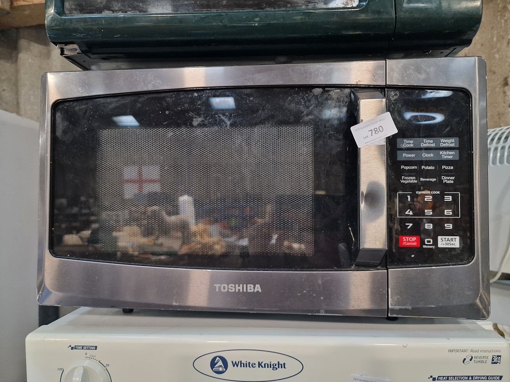 Lot 780: Toshiba Stainless Steel Countertop Microwave Oven