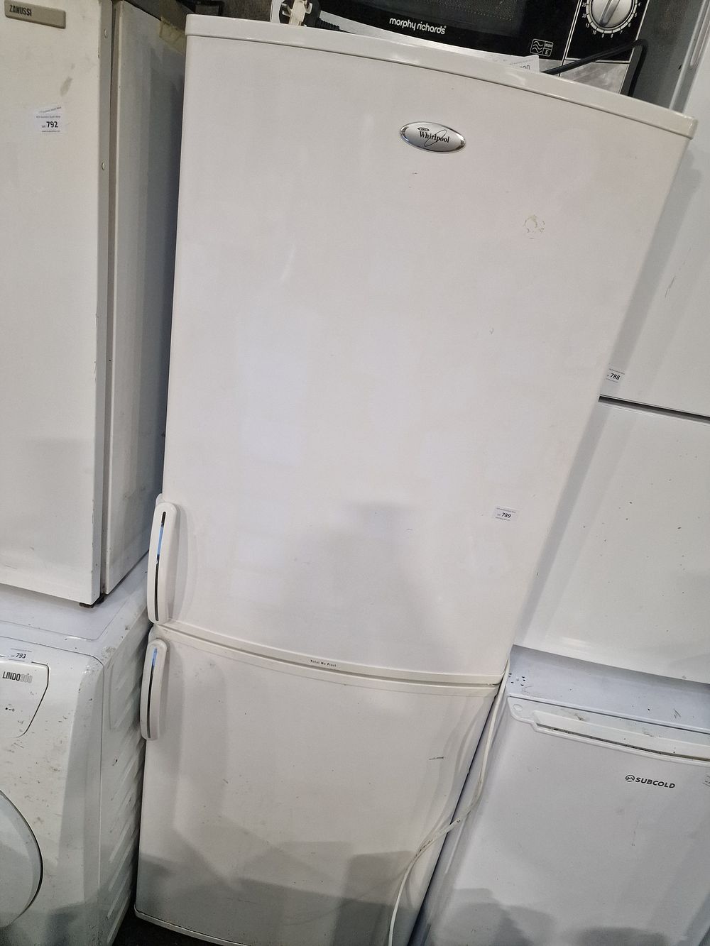 Lot 789: Whirlpool Freestanding White Top Mount Fridge Freezer