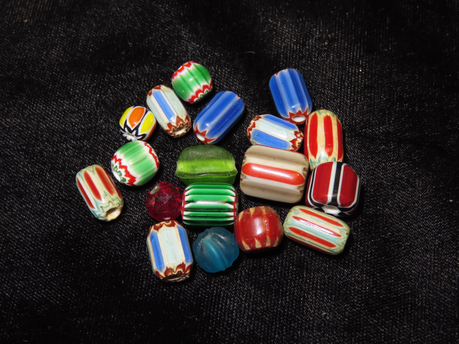 Lot 23 LOT OF EARLY HISTORIC TRADE BEADS, COLORFUL EXAMPLES, FROM
