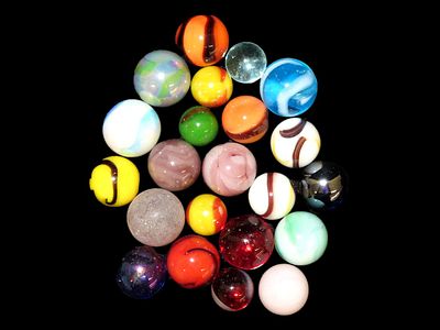 Large group of 20+ vintage marbles in excellent condition.Auctioning as Authentic & Unaltered