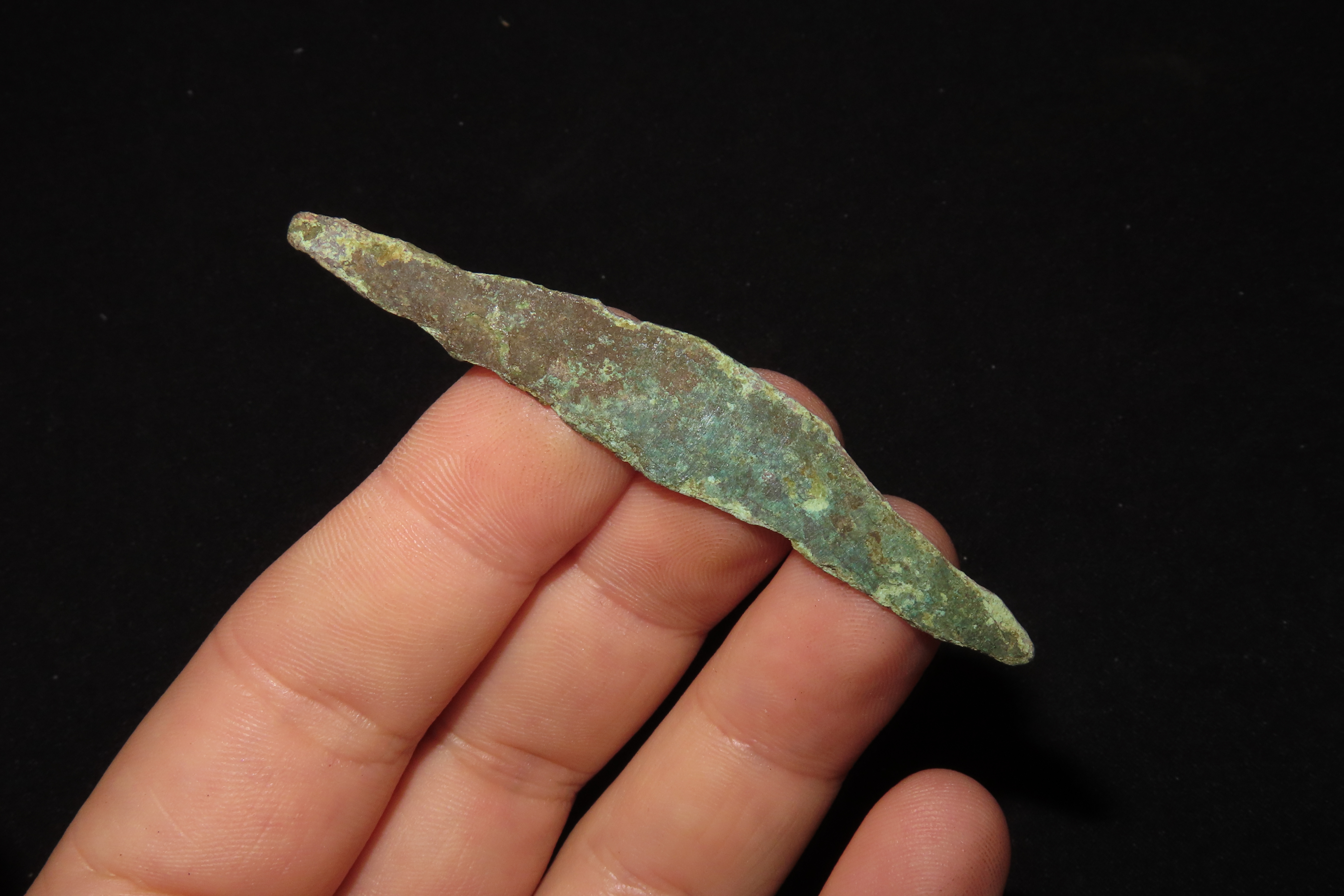 2 7/8" Copper Tang Knife / Arrowhead found in Wisconsin. Well Patinated Example.