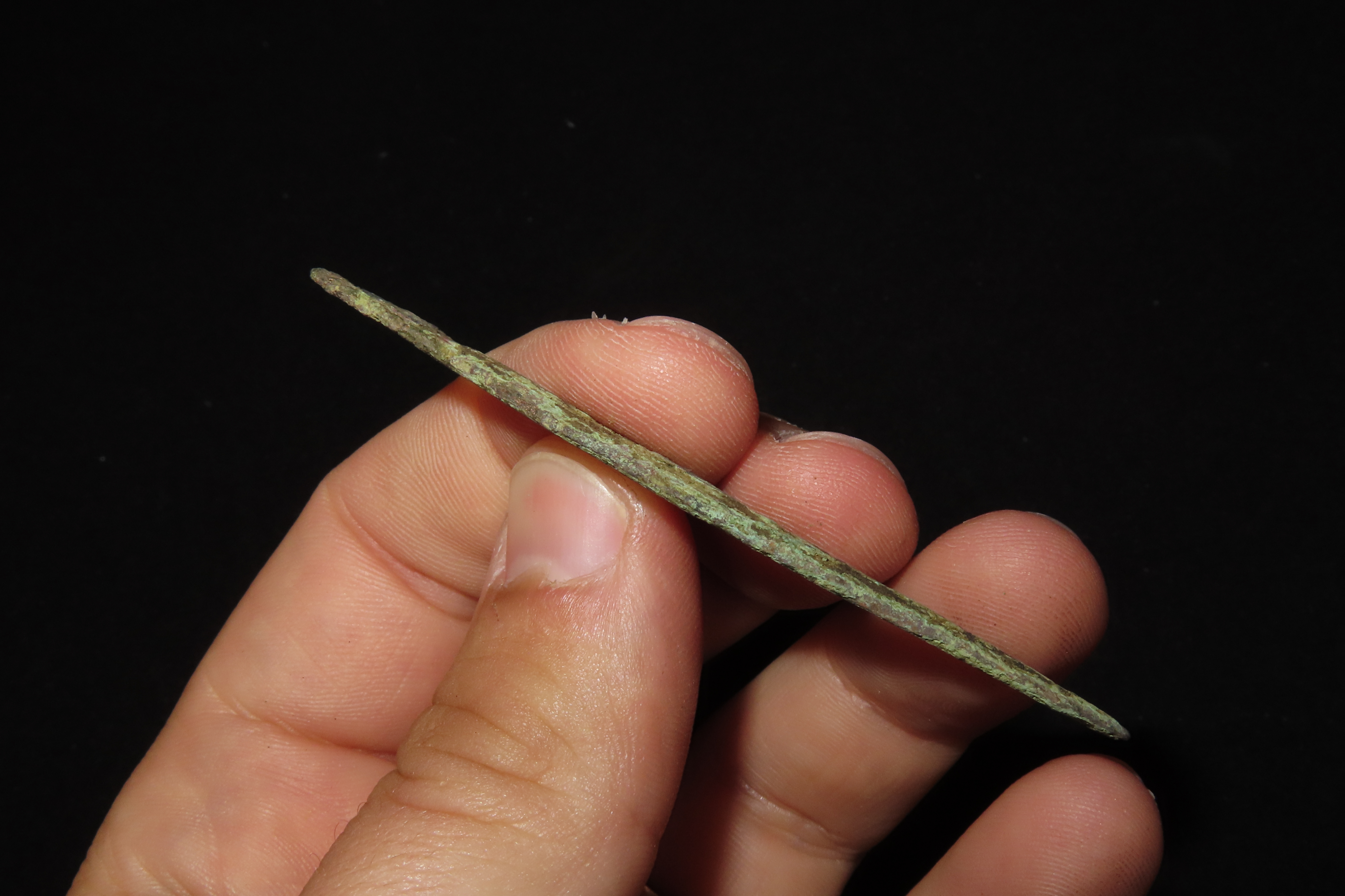 2 7/8" Copper Tang Knife / Arrowhead found in Wisconsin. Well Patinated Example.