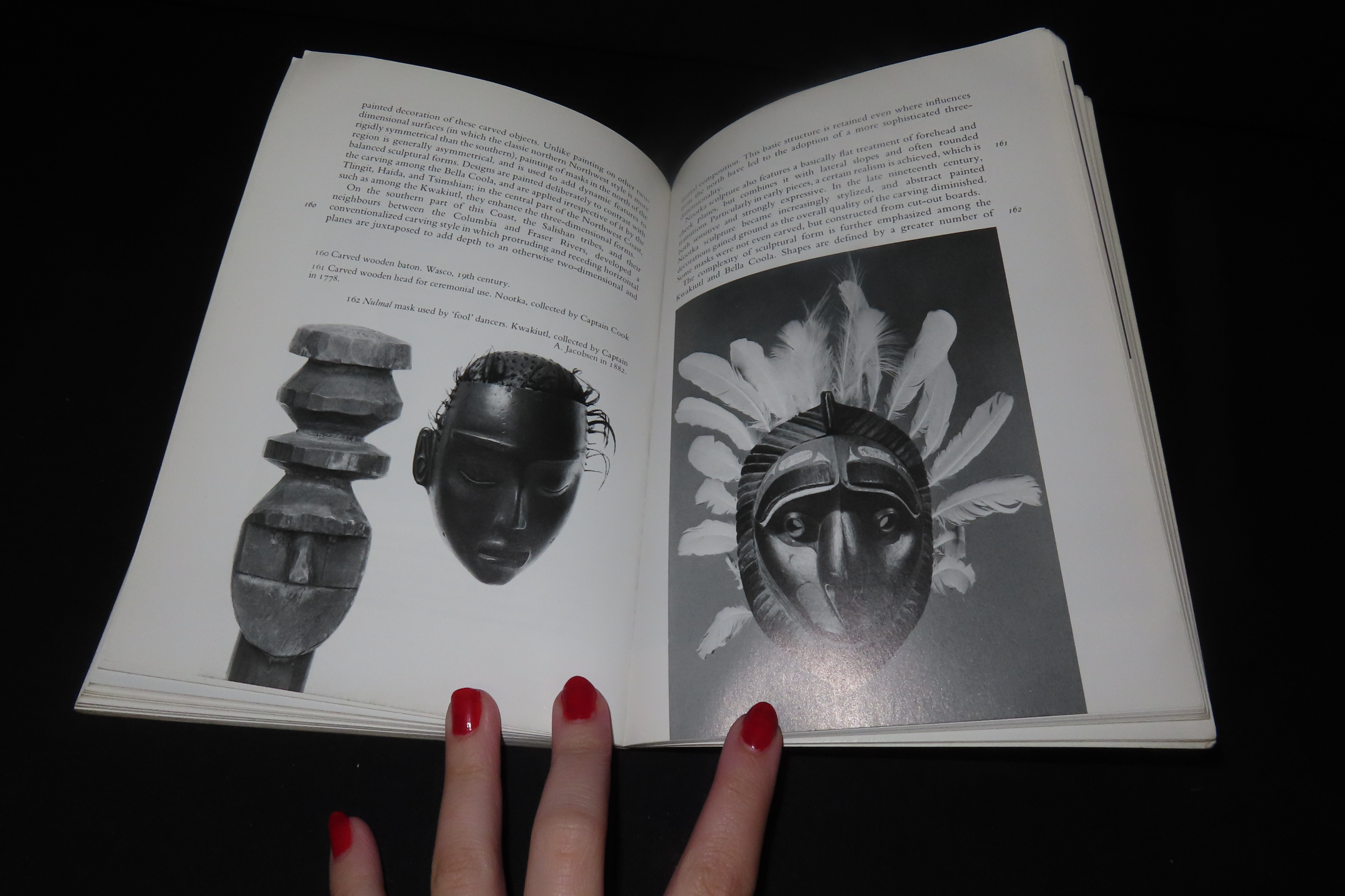 NATIVE ARTS OF NORTH AMERICA, 216 PAGES WITH 193 PICS & ILLUSTRATIONS OF POTTERY, BEADWORK, BASKETS, RUGS, PIPES, MASKS, AND SO MUCH MORE