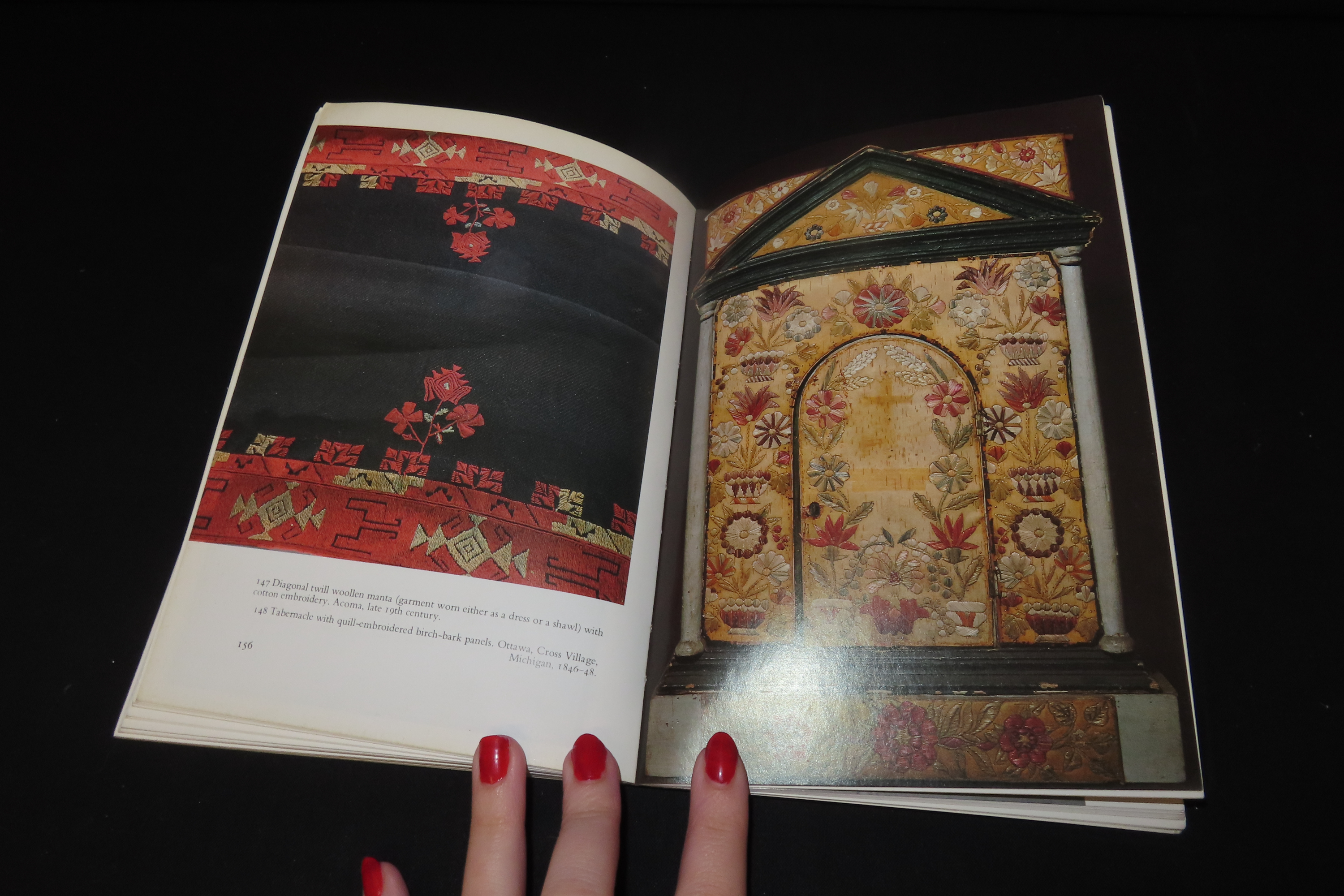 NATIVE ARTS OF NORTH AMERICA, 216 PAGES WITH 193 PICS & ILLUSTRATIONS OF POTTERY, BEADWORK, BASKETS, RUGS, PIPES, MASKS, AND SO MUCH MORE