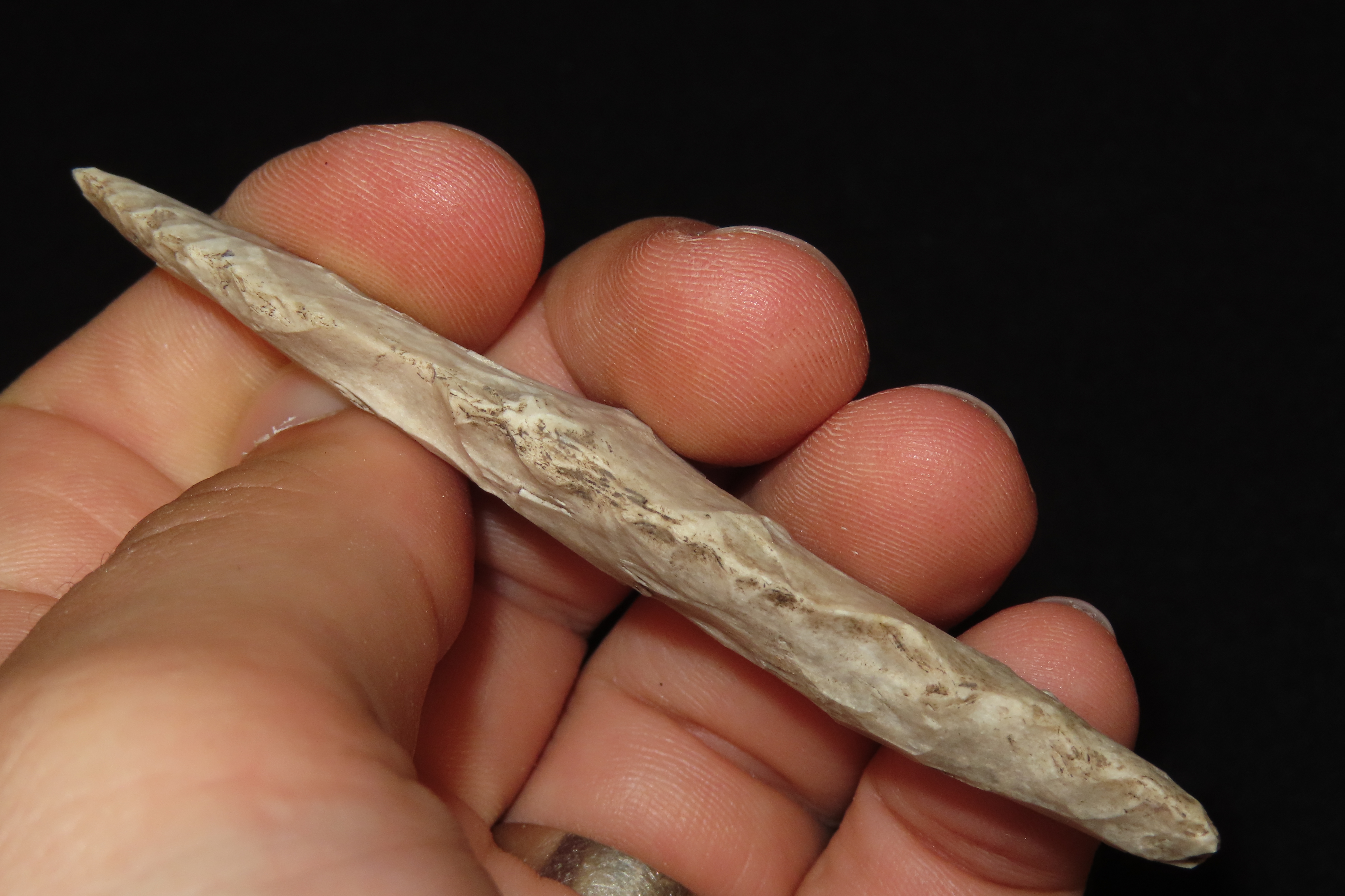 Outstanding 3 1/2" Angostura, Kerr County Texas. Ex Dr. Ted Raurk, Ex Tom Davis. Indian Arrowhead. Artifact.