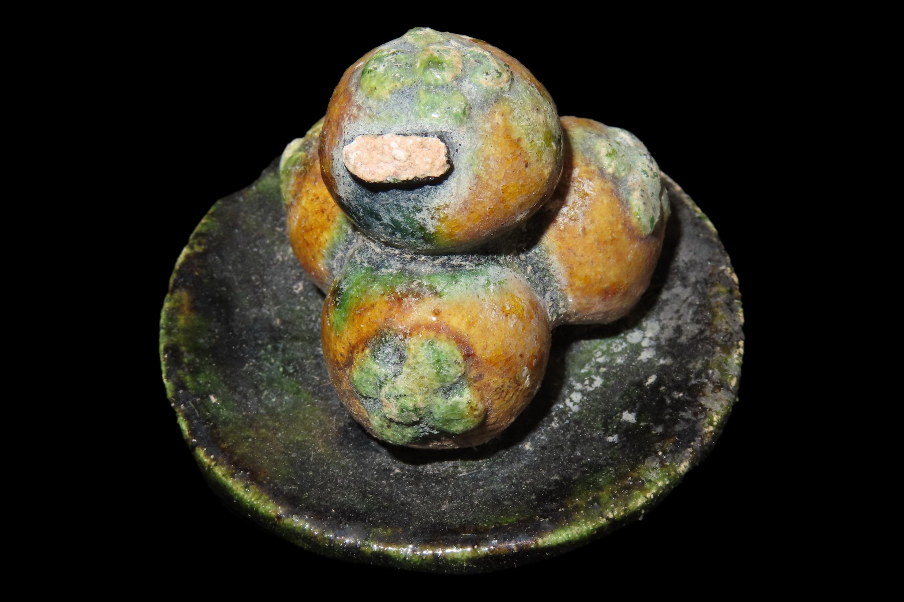 Nice Antique Chinese Ming Dynasty Ceramic Plate with Fruit, Offering, Glaced Porcelein.