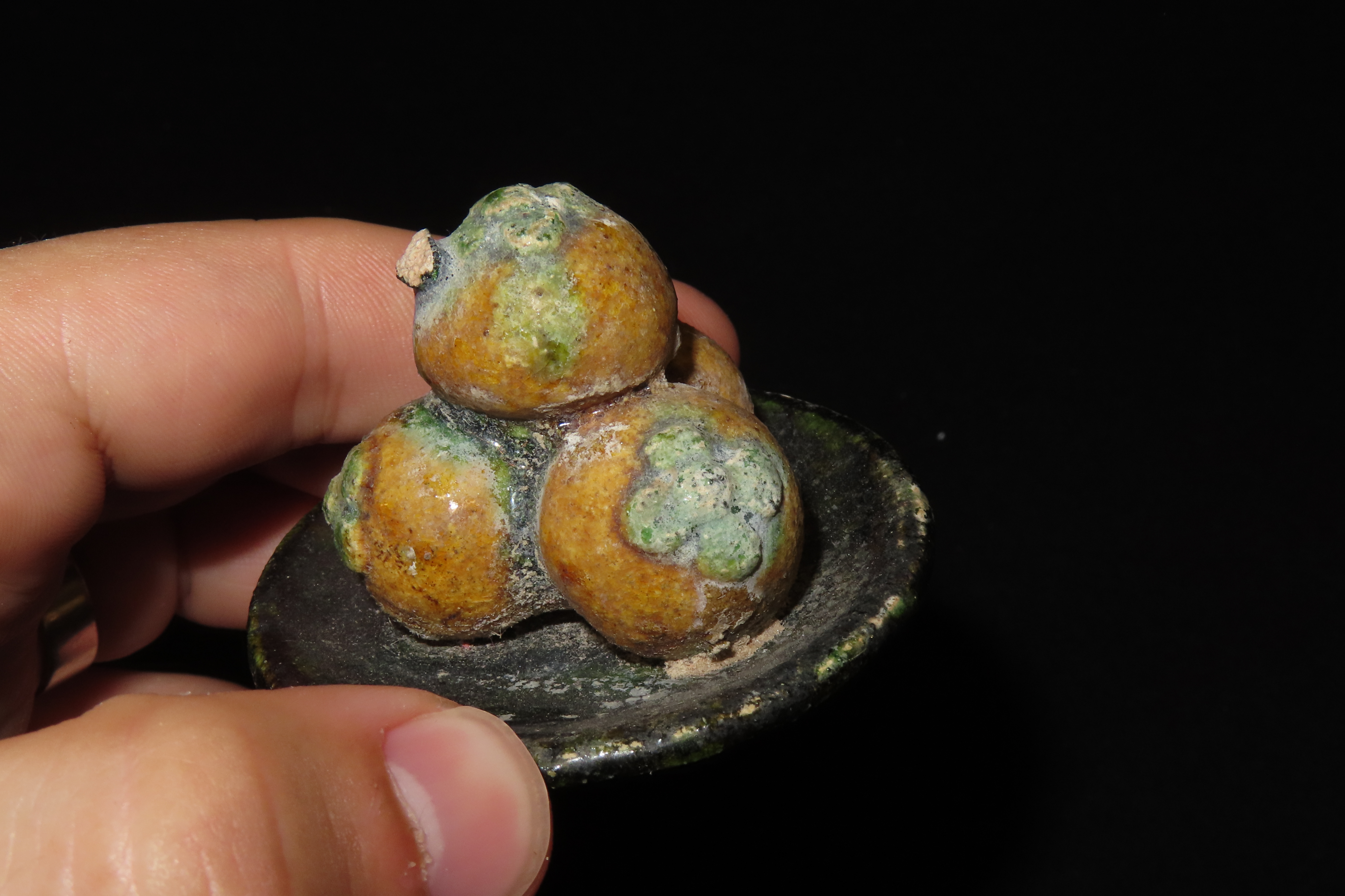 Nice Antique Chinese Ming Dynasty Ceramic Plate with Fruit, Offering, Glaced Porcelein.