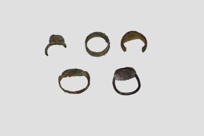 Group of 5 Roman Bronze Rings, 2-4 AD. A group of 5 Roman bronze rings, ca. 2nd – 4th Century 