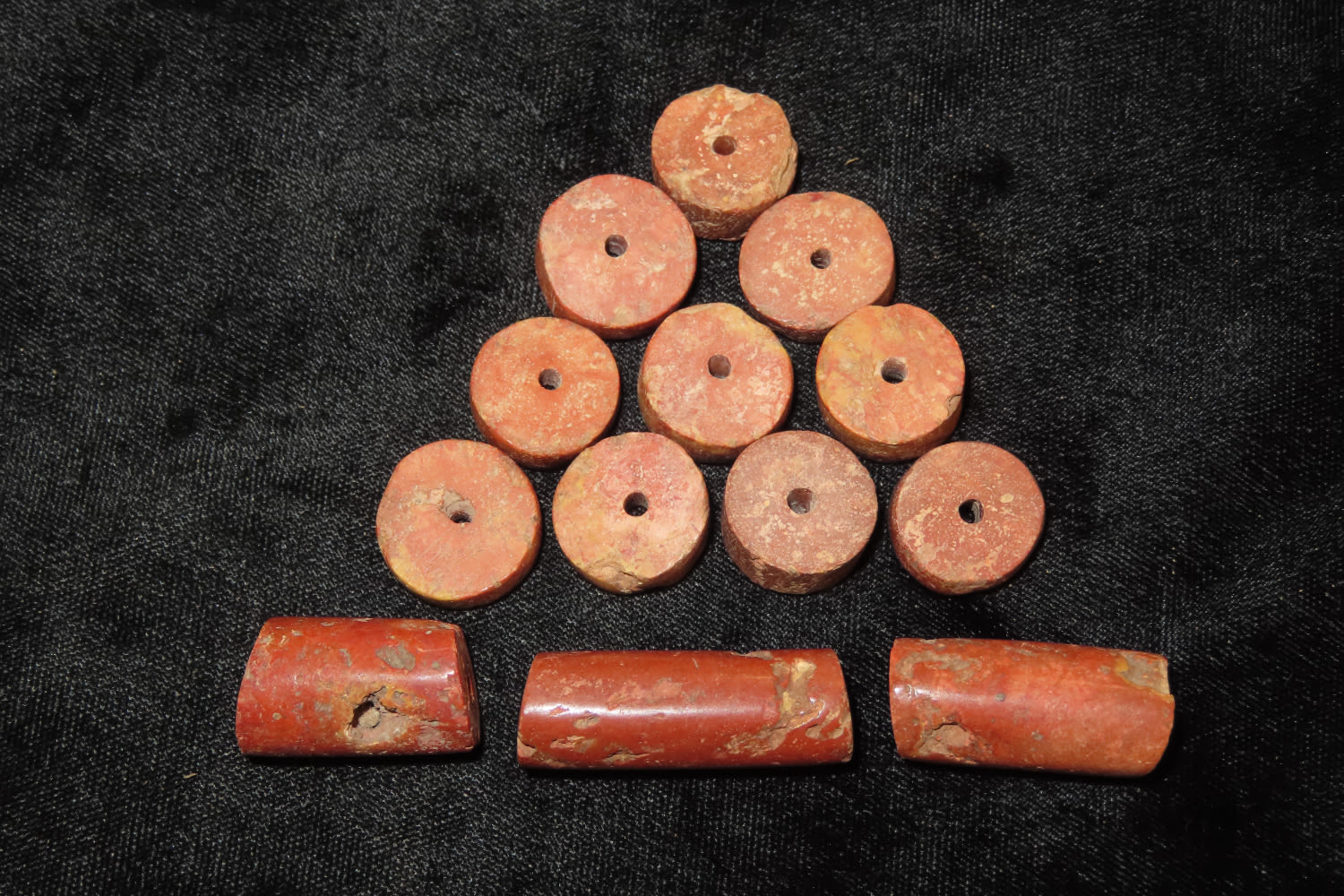 Lot 125 LOT OF PIPESTONE / CATLINITE BEADS FROM NORTH DAKOTA