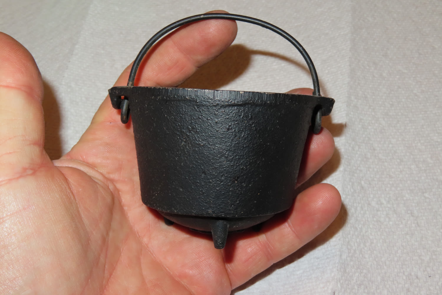 Lot 462 MINIATURE CAST IRON KETTLE WITH THREE LEGS AND HANDLE CANADA