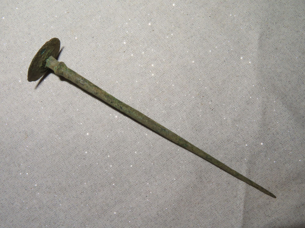 Lot 261 ANCIENT ROMAN BRONZE AGE DECORATIVE VIKING HAIRPIN, CLOAK PIN
