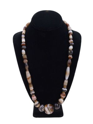 AN EAST ASIAN AGATE BEAD NECKLACE, CA. 2ND-3RD MILLENIUM BC. A necklace comprised of many agate