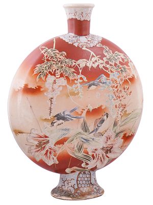 A JAPANESE MOON PORCELAIN VASE, 19TH CENTURY. A Japanese porcelain moon vase, tapered gracefully