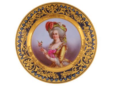 A PORCELAIN PORTRAIT PLATE OF MARIE ANTOINETTE, DRESDEN, GERMANY, LATE 19TH CENTURY. A fine