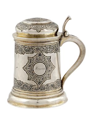 AN ENGRAVED RUSSIAN SILVER LIDDED TANKARD, MOSCOW, 1851. An engraved lidded gilt-silver tankard