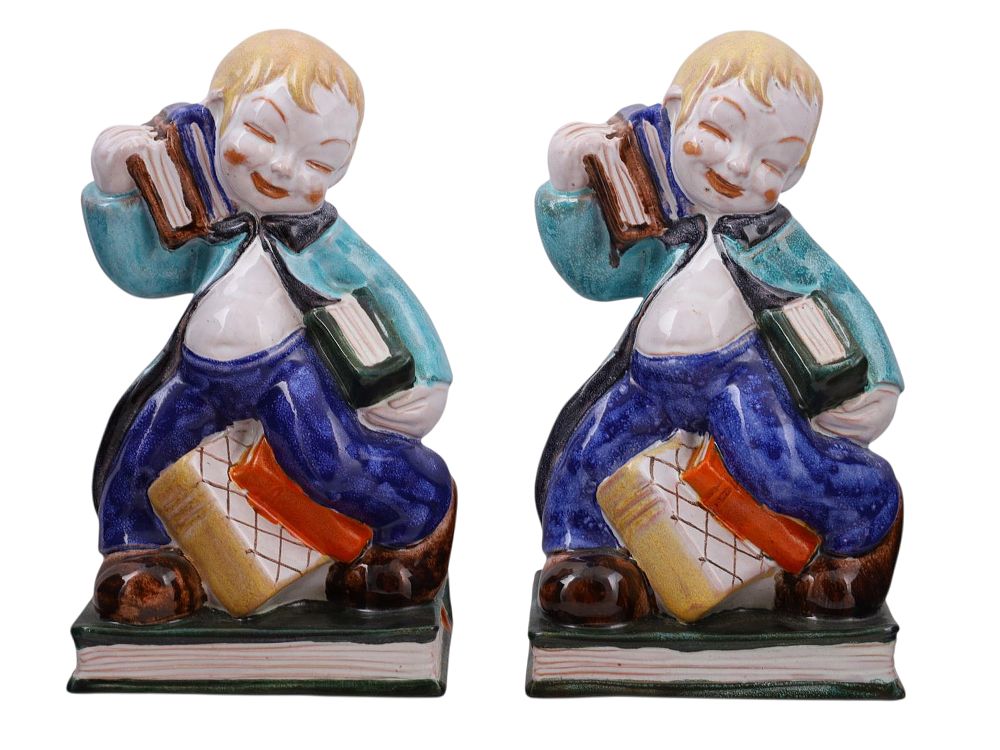 A PAIR OF VIENNESE ANZENGRUBER PORCELAIN FIGURAL BOOKENDS, C. 1920S. A pair of porcelain 