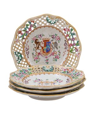 A SET OF FOUR SAMSON PORCELAIN ARMORIAL PLATES, 19TH/20TH CENTURY. A set of 4 porcelain plates 