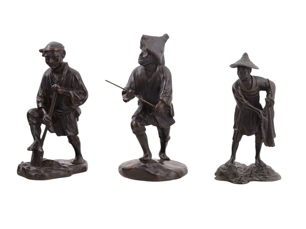 A LOT OF THREE JAPANESE BRONZE FIGURES OF PEASANTS, MEIJI PERIOD (LATE 19TH–EARLY 20TH CENTURY). 