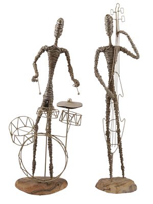A PAIR OF WIRE SCULPTURE JAZZ MUSICIANS WITH ARTIST SIGNATURE, 20TH CEN. A pair of wire 
