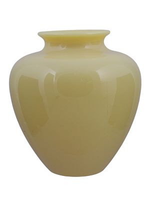 A LARGE STEUBEN IVORY GLASS VASE IN THE ARTS AND CRAFTS STYLE, C. 1920. A large arts and crafts 