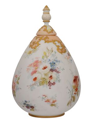 A CROWN MILANO GLASS URN WITH GILT AND ENAMEL DECORATION, LATE 19TH CENTURY. A finely crafted 