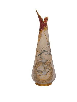 A MOUNT WASHINGTON "ROYAL FLEMISH" GLASS VASE WITH BIRDS. Of tall, tapering form with flared and 