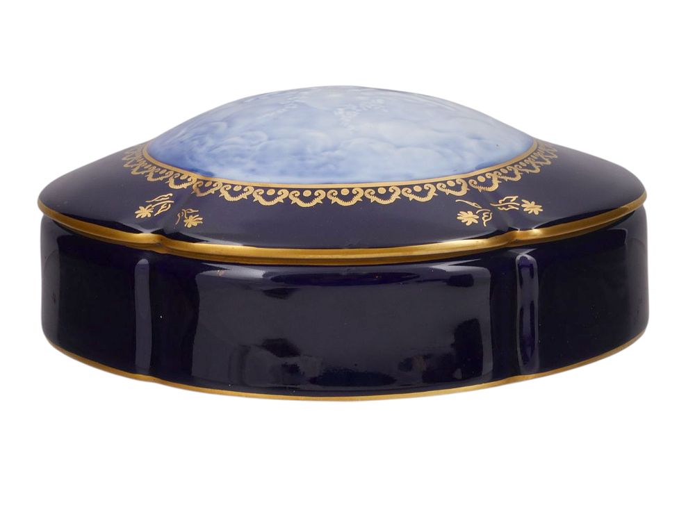 A PATE SUR PATE LIMOGES PORCELAIN LIDDED BOX, FRANCE. Of circular form, the domed lid is finely 