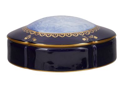 A PATE SUR PATE LIMOGES PORCELAIN LIDDED BOX, FRANCE. Of circular form, the domed lid is finely 