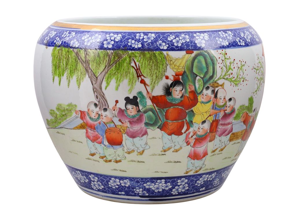A LARGE CHINESE FAMILLE ROSE PORCELAIN FISH BOWL, JINGDEZHEN, 20TH CENTURY. Of deep, rounded 