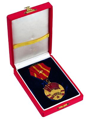 A CASED CHINESE SINO-SOVIET FRIENDSHIP MEDAL, CA. 1950. The Medal of Sino-Soviet Friendship was 