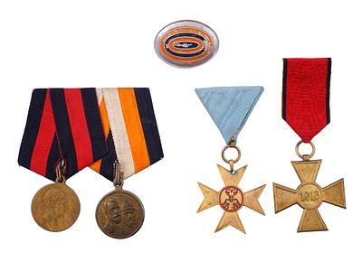 FOUR IMPERIAL RUSSIAN DECORATIONS AND A COCARDE, CA. 1914. First World War bar with two Russian 