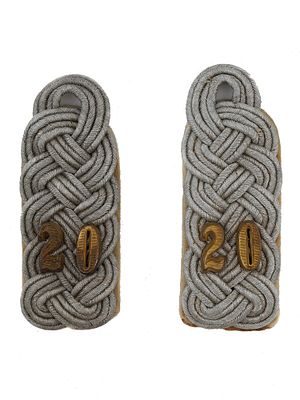 A PAIR OF WWII GERMAN SHOULDER BOARDS OF AN INFANTRY STAFF OFFICER. A pair of German WWII 