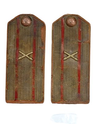 A PAIR OF RUSSIAN SHOULDER BOARDS FROM AN ARTILLERY REGIMENT, CA. 1914. Pair of Russian 