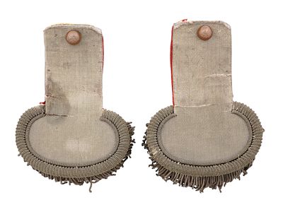 A PAIR OF RUSSIAN SILVER THREADED OFFICERS EPAULETTES, CA. 1910. A pair of Imperial Russian 