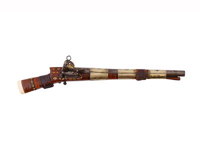 A SCARCE CAUCASIAN BLUNDERBUSS WITH SILVER MOUNTS, 19TH C. A regional flintlock blunderbuss 