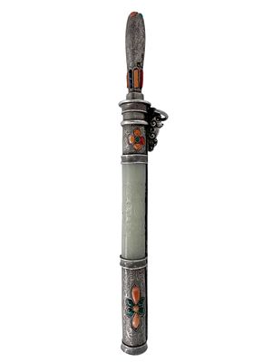 A CHINESE SILVER-MOUNTED JADE-HILTED DAGGER WITH HARDSTONE INLAY. China, late 19th–early 20th 