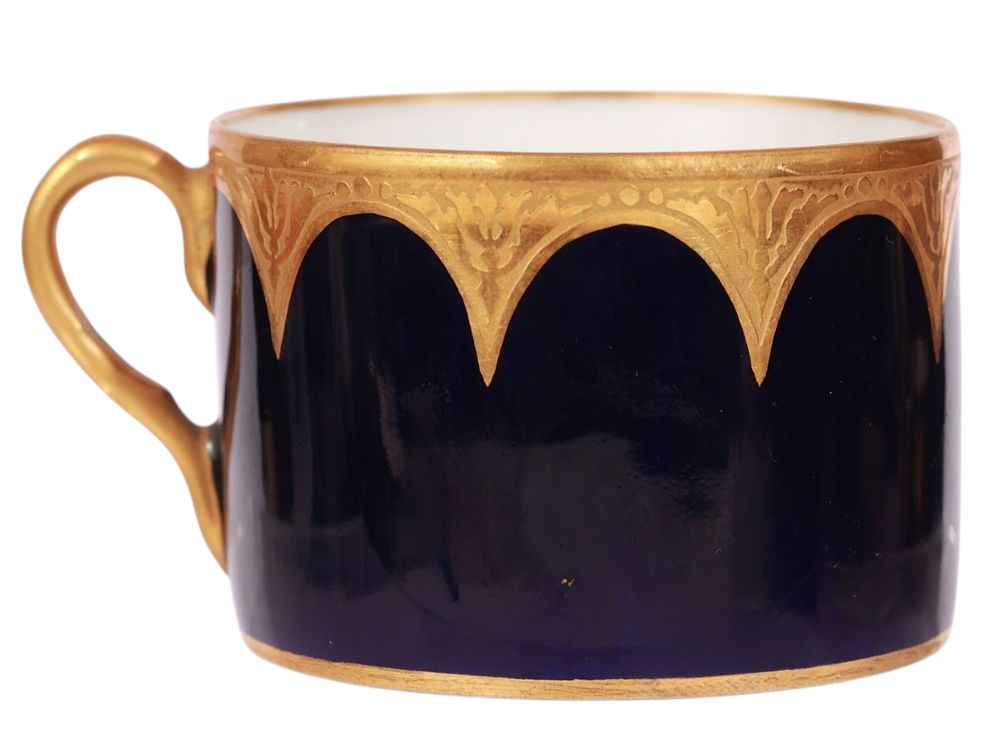 A RUSSIAN KUZNETSOV PORCELAIN FACTORY GILT PORCELAIN TEA CUP, C. 1889 - 1917. A Kuznetsov 