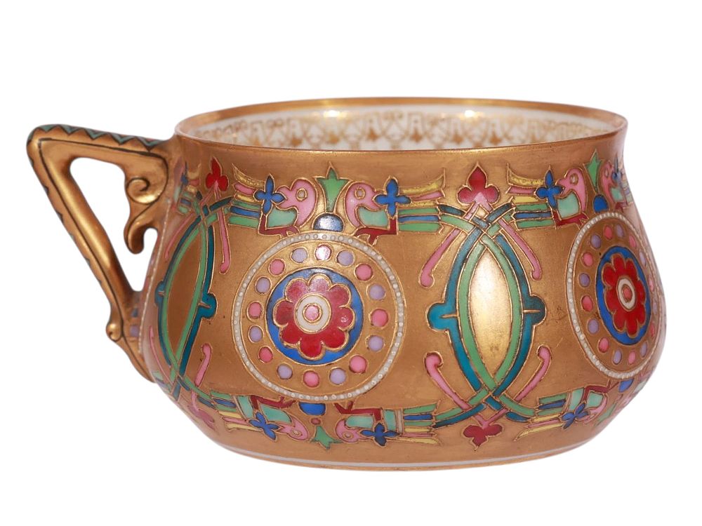 A GILT AND ENAMEL-PAINTED KUZNETSOV PORCELAIN TEA CUP, 19 C. Kuznetsov Porcelain Factory 
