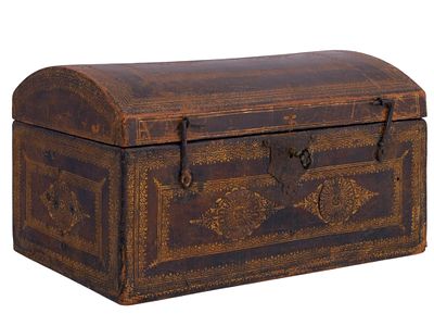 AN INDIAN LACQUERED AND PAINTED WOODEN CASKET, LATE 18TH–EARLY 19TH CENTURY. A rectangular 