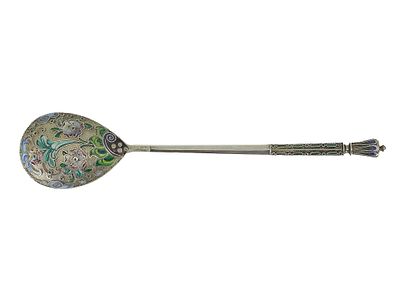 A RUSSIAN PARCEL-GILT SILVER AND ENAMEL TEA SPOON, C. 1900. A parcel-gilt silver and cloisonne 
