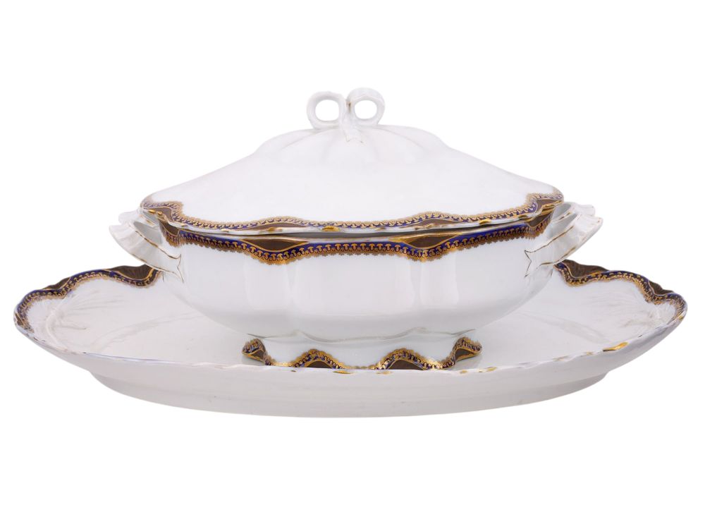 A RUSSIAN KUSNETSOV PORCELAIN FISH DISH AND SOUP TUREEN, C. 1900. A finely crafted porcelain 